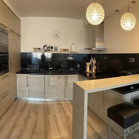 Apartment Modern 2 Apt With Free Parking And Wi-fi, Self Check-in
