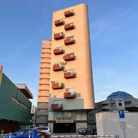 Apartment Modern 2 Apt With Free Parking And Wi-fi, Self Check-in