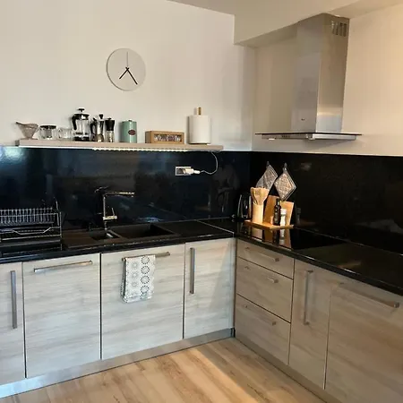 Апартаменты Modern 2 Apt With Free Parking And Wi-fi, Self Check-in